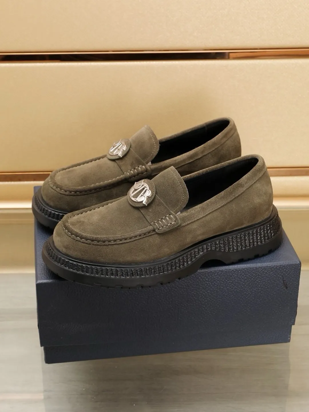 Factory P500💰dior 🆕Men's classic loafers, which combine classic shoe styles with retro California style. Slipper style design, easy to put on and take off. Crafted from top-grain cowhide leather, they feature a rubber lugged sole and the DIO* AND SHAWN signature in brass and enamel. Wear it with casual clothing or a suit. Size: 38-44 (45.46 customized)